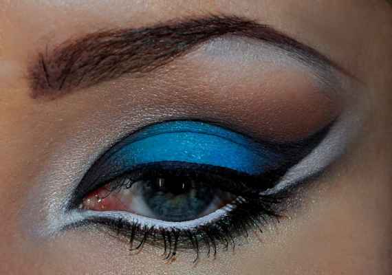 Как сделать красивый макияж самой себе для голубых глаз