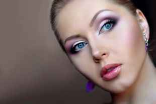 Свадебный яркий макияж для голубых глаз