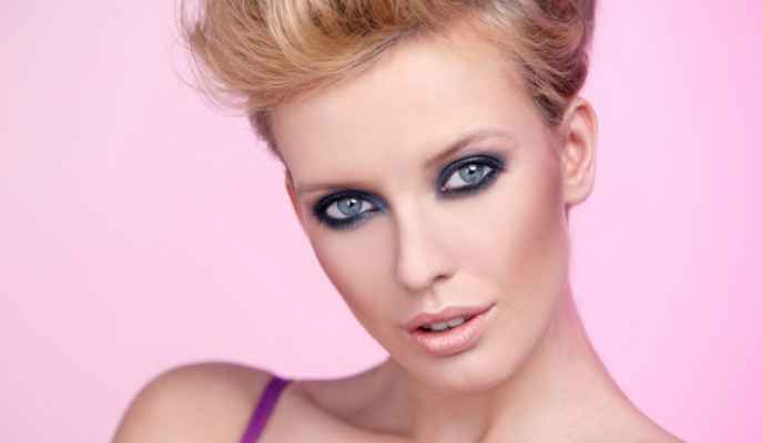 Повседневный макияж для блондинок с серыми глазами