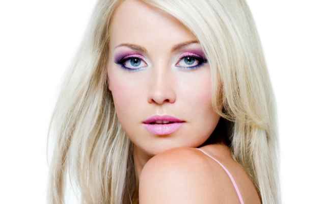 Повседневный макияж для блондинок с серыми глазами