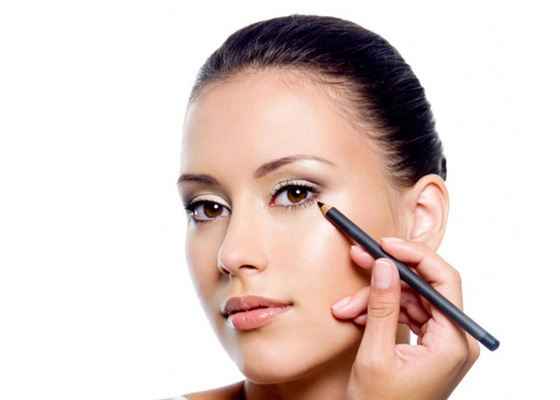 Как правильно накладывать макияж на глаза стрелки