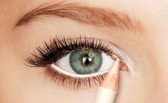 Макияжа глаз с белым карандашом для глаз