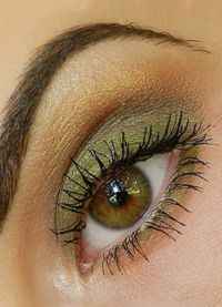 Нежный макияж для каре зеленых глаз