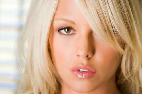Дневной макияж для блондинки с карими глазами