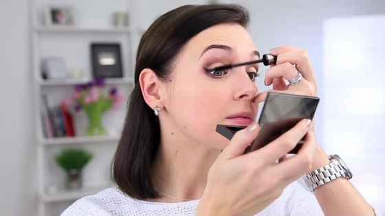 Видео как правильно наносить макияж на глаза
