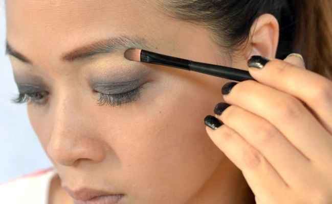 Видео как правильно наносить макияж на глаза