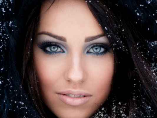 Макияж брюнетке с серо голубыми глазами и светлой кожей
