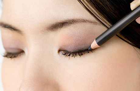 Как красиво красить стрелки на глазах карандашом