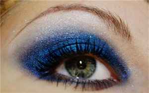Шатенка с голубыми глазами и светлой кожей макияж