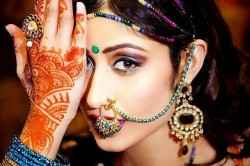 Как индийские девушки красят глаза